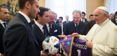 Papa îi avertizează pe fotbalişti în privinţa banilor şi publicităţii